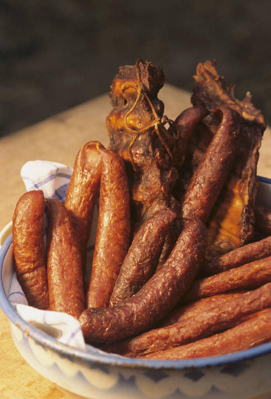 无人,竖图,俯视,室内,特写,白天,桌面,桌子,餐具,一堆,许多,阴影,堆叠,堆积,黑色背景,反射,木制,碟子,盘,影子,肉,香肠,腊肠,很多,猪肉,肉类,一个,盘子,木制品,碟,摄影,影棚,单个,堆,肉食,豚肉,彩图,高角度拍摄,影棚拍摄,拍摄