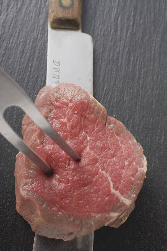 无人,竖图,俯视,室内,特写,白天,烹饪,西餐,桌面,桌子,餐具,金属制品,一块,阴影,黑色背景,反射,纹路,金属,木制,叉子,刀叉,刀子,纹理,影子,肉,牛排,牛肉,料理,食品,菜肴,美食,肉类,食物,木制品,西式,摄影,佳肴,影棚,餐刀,肉食,餐叉,肌理,菲力牛排,牛里脊肉,进餐用具,彩图,高角度拍摄,影棚拍摄,拍摄