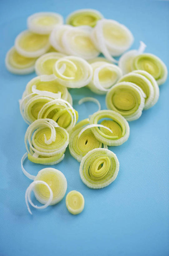 无人,竖图,俯视,室内,特写,白天,桌面,桌子,蔬菜,切开,阴影,蓝色背景,新鲜,反射,木制,影子,葱,青葱,食品,食物,木制品,切,摄影,有机食品,绿色食品,影棚,剖面,切面,彩图,高角度拍摄,影棚拍摄,拍摄