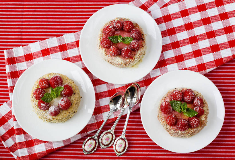 点心,无人,横图,俯视,室内,特写,白天,下午茶,植物,桌面,桌子,餐具,水果,叶子,金属制品,阴影,红色背景,新鲜,反射,金属,木制,布料,碟子,盘,纹理,影子,勺子,生食,食品,果实,绿叶,布纹,桌布,食物,糕点,三个,绿色,盘子,餐巾,木制品,调羹,碟,台布,汤匙,嫩叶,摄影,有机食品,绿色食品,影棚,山莓,树莓,三月泡,四月泡,山抛子,刺葫芦,悬钩子,馒头菠,高脚菠,龙船泡,泡儿刺,肌理,叶,叶片,叶脉,彩图,高角度拍摄,影棚拍摄,拍摄,蛋糕