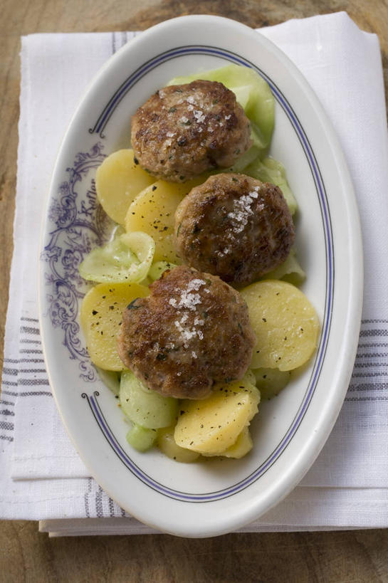 无人,竖图,俯视,室内,特写,白天,桌面,桌子,黄瓜,蔬菜,土豆,餐具,阴影,花纹,新鲜,反射,木制,布,碟子,盘,图案,影子,肉,生食,蔬菜沙拉,沙拉,食品,丸子,布纹,色拉,沙律,肉类,肉丸,食物,一个,盘子,木制品,碟,有机食品,绿色食品,单个,色拉酱,布匹,千岛酱,肉食,馍馍蛋,洋芋,山药蛋,青瓜,马铃薯,胡瓜,彩图,高角度拍摄