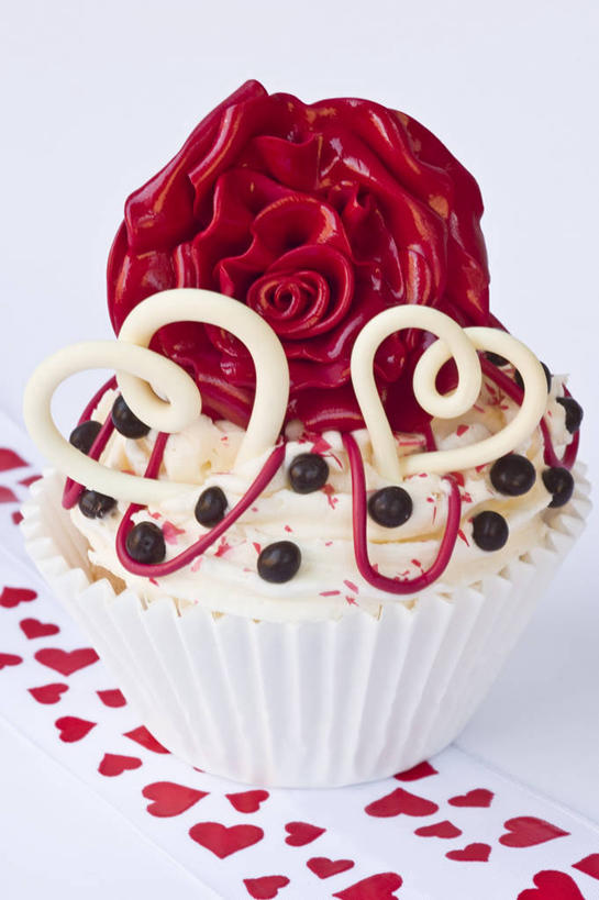 点心,无人,竖图,俯视,室内,特写,白天,白色背景,爱情,下午茶,幸福,纯洁,热情,桌面,桌子,玫瑰,情人节,阴影,节日,庆祝,盛开,反射,木制,影子,食品,玫瑰花,浪漫,花蕾,文化,花,花瓣,花朵,鲜花,食物,糕点,一个,红色,木制品,花苞,花蕊,庆典,温暖,温馨,恩爱,摄影,红玫瑰,影棚,单个,纪念,纸托,和睦,感动,尊敬,蛋糕托,蛋糕托纸,蛋糕纸托,天真,刺玫花,徘徊花,彩图,高角度拍摄,影棚拍摄,拍摄,融洽,蛋糕