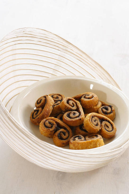 点心,无人,竖图,俯视,室内,特写,白天,白色背景,桌面,桌子,一堆,许多,阴影,堆叠,堆积,反射,木制,影子,陶瓷,食品,甜点,甜品,陶瓷制品,很多,食物,糕点,一个,木制品,容器,碗,甜食,摄影,影棚,单个,储藏,堆,储存,彩图,高角度拍摄,影棚拍摄,拍摄,贮存