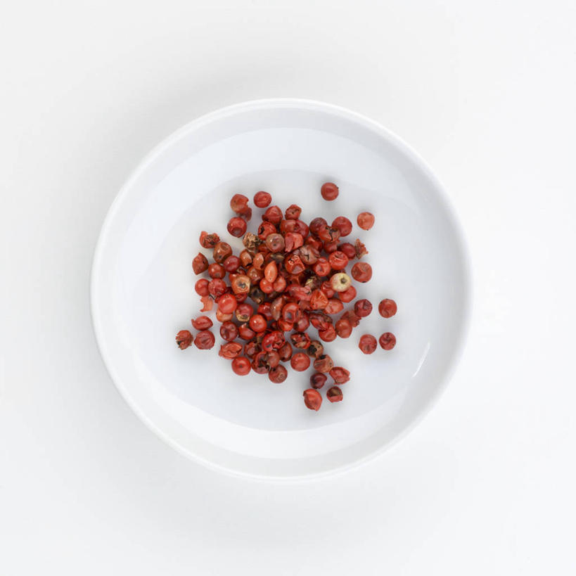 无人,方图,俯视,室内,特写,白天,白色背景,桌面,桌子,餐具,阴影,反射,木制,碟子,盘,影子,调料,调味,香料,佐料,黑胡椒,调味品,调味料,一个,红色,盘子,木制品,碟,摄影,影棚,单个,配料,作料,胡椒,彩图,高角度拍摄,影棚拍摄,拍摄