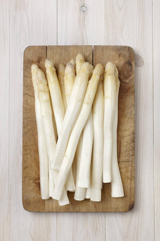 无人,竖图,俯视,室内,特写,白天,白色背景,桌面,桌子,芦笋,蔬菜,一堆,许多,阴影,堆叠,堆积,新鲜,反射,木制,影子,食品,案板,很多,砧板,食物,白色,木制品,摄影,有机食品,绿色食品,影棚,堆,猪尾巴,药鸡豆子,石刁柏,蚂蚁杆,龙须菜,狼尾巴根,彩图,高角度拍摄,影棚拍摄,拍摄