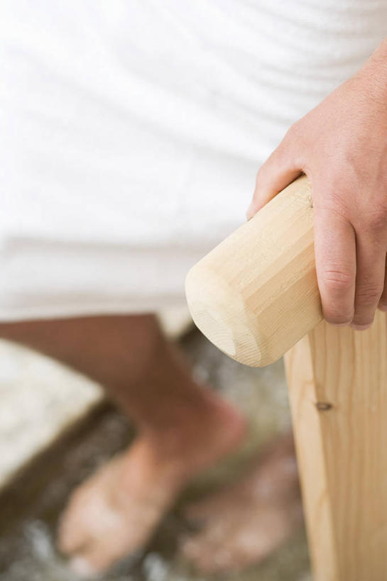 西方人,手,腿部,脚,脚趾,脚趾甲,腿,一个人,站,竖图,俯视,室内,特写,白天,按摩,美容,欧洲,欧洲人,仅一个男性,仅一个人,护肤,握,朦胧,模糊,纺织物,浴巾,光脚,仅一个年轻男性,白色,毛巾,清洁,站着,保养,享受,休闲,赤脚,手部,放松,握着,SPA水疗,保健,温泉浴场,保暖,单手,桑拿,透气,养颜,防水,芬兰浴,三温暖,桑拿浴,储水,耐磨,吸水,男人,男性,年轻男性,白种人,脚指甲,矿泉疗养地,站立,半身,彩图,高角度拍摄,水疗