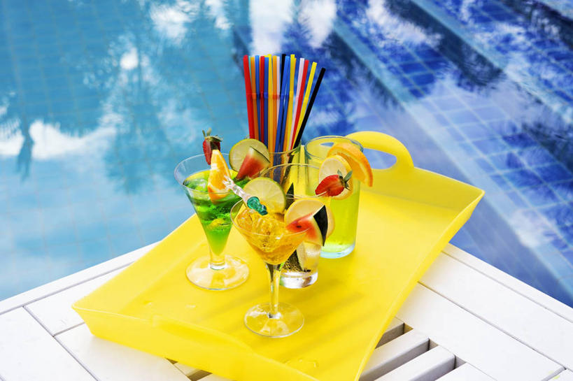 无人,体育馆,游泳池,横图,俯视,室外,特写,白天,水,桌面,桌子,草莓,浆果,杯子,水果,阴影,新鲜,反射,木制,高脚杯,影子,塑料,水池,水面,生食,食品,果实,酒类,文化,泳池,玻璃制品,酒,食物,饮料,酒杯,木制品,塑料制品,吸管,鸡尾酒,调酒,有机食品,绿色食品,游泳馆,创造,空心,甜橙,想象,饮管,鸡尾酒杯,玻璃杯,洋莓,水果皇后,红莓,地莓,橙子,橙,彩图,高角度拍摄,鹄壳,黄橙,黄果,金橙,金环,金球,糖橙,圆柱状