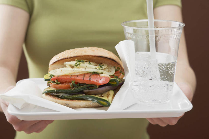 点心,面包,西方人,一个人,站,捧,横图,室内,白天,正面,烹饪,西餐,蔬菜,西红柿,杯子,餐具,欧洲,欧洲人,仅一个年轻女性,仅一个女性,仅一个人,服装,新鲜,碟子,盘,塑料,三明治,料理,食品,面点,休闲装,菜肴,美食,食物,糕点,一个,衣服,盘子,塑料制品,吸管,碟,快餐,站着,休闲,休闲服,西式,摄影,服饰,佳肴,有机食品,绿色食品,影棚,褐色背景,单个,塑料杯,空心,苏打,西式快餐,三文治,饮管,碳酸钠,化学物质,纯碱,碱面,年轻女性,女人,女性,白种人,番茄,端,端着,捧着,手捧,站立,半身,彩图,影棚拍摄,拍摄,圆柱状