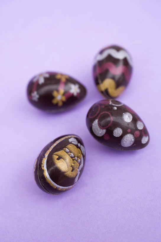 无人,竖图,俯视,室内,特写,白天,桌面,桌子,复活节,阴影,紫色背景,节日,庆祝,反射,木制,影子,蛋,食品,糖,糖果,甜点,甜品,文化,食物,木制品,甜食,巧克力,四个,庆典,摄影,影棚,纪念,朱古力,彩蛋,复活节彩蛋,彩图,高角度拍摄,影棚拍摄,拍摄