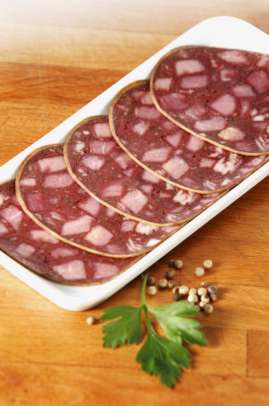 无人,竖图,俯视,室内,特写,白天,植物,桌面,桌子,餐具,叶子,一排,切开,阴影,整齐,反射,纹路,木制,碟子,盘,纹理,影子,肉,香肠,绿叶,腊肠,猪肉,肉类,排列,一个,绿色,盘子,木制品,碟,切,嫩叶,单个,队列,剖面,肉食,切面,豚肉,肌理,叶,叶片,叶脉,彩图,高角度拍摄