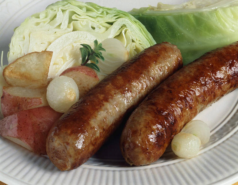 无人,横图,俯视,室内,特写,白天,桌面,桌子,蔬菜,土豆,椰菜,卷心菜,餐具,切开,阴影,新鲜,反射,纹路,木制,碟子,盘,纹理,影子,肉,香肠,食品,腊肠,猪肉,肉类,食物,一个,盘子,木制品,碟,切,甘蓝,有机食品,绿色食品,单个,剖面,肉食,切面,豚肉,肌理,馍馍蛋,德式香肠,洋芋,山药蛋,马铃薯,结球甘蓝,甘兰,包心菜,彩图,高角度拍摄