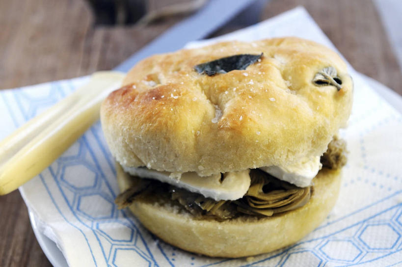 奶酪,无人,家庭,横图,俯视,室内,特写,白天,烹饪,西餐,智慧,桌面,桌子,蔬菜,金属制品,阴影,花纹,新鲜,反射,金属,木制,布,工具,图案,影子,朝鲜蓟,干酪,起司,三明治,料理,食品,刀具,芝士,营养,布纹,菜肴,美食,食物,一个,木制品,刀,快餐,乳酪,洋蓟,西式,佳肴,有机食品,绿色食品,单个,布匹,鼠尾草,乳制品,发酵,西式快餐,三文治,理性,马苏里拉,马苏里拉奶酪,马祖里拉,莫扎雷拉,莫兹瑞拉,莫扎里拉,面包刀,彩图,高角度拍摄,菜蓟,法国百合,球洋蓟,蔬菜之皇,洋百合