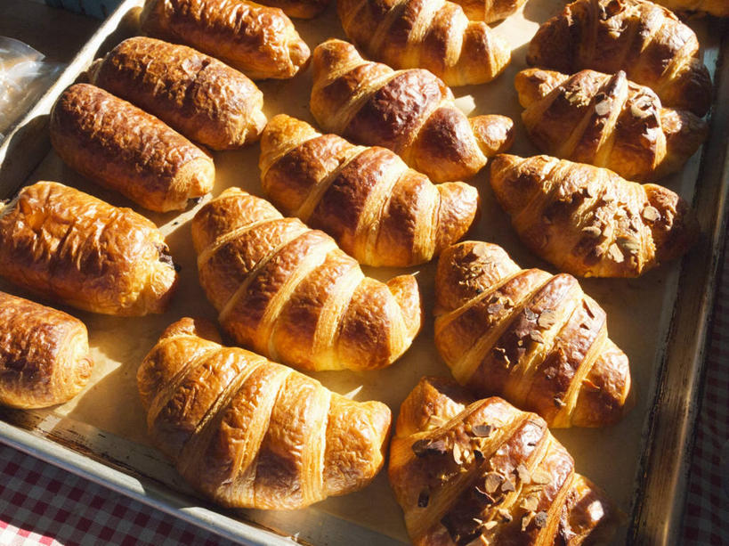 点心,面包,无人,横图,俯视,室内,特写,白天,桌面,桌子,餐具,一排,许多,阴影,整齐,并列,并排,反射,木制,碟子,盘,影子,食品,面点,很多,食物,糕点,排列,一个,盘子,木制品,碟,单个,队列,平行,小圆面包,彩图,高角度拍摄