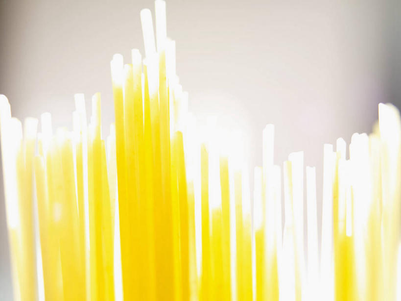 面食,面条,意大利面,无人,横图,俯视,室内,特写,白天,白色背景,西餐,桌面,桌子,许多,阴影,反射,木制,影子,面,料理,食品,很多,食物,黄色,木制品,西式,摄影,影棚,彩图,高角度拍摄,影棚拍摄,拍摄