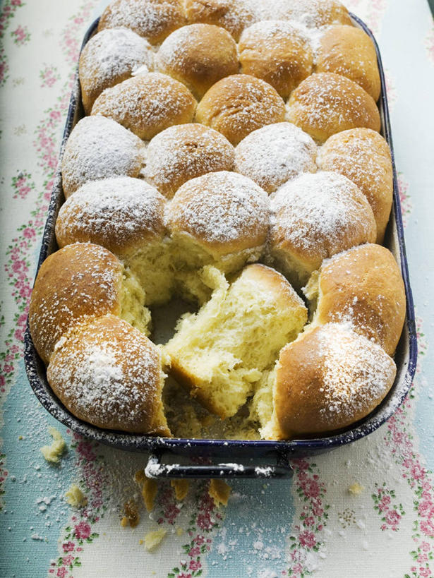 点心,面包,无人,竖图,俯视,室内,特写,白天,桌面,桌子,餐具,金属制品,阴影,反射,金属,木制,碟子,粉末,盘,影子,调料,食品,糖,面点,调味品,调味料,食物,糕点,一个,盘子,木制品,碟,粉,单个,糖粉,粉状,粉剂,彩图,高角度拍摄,糖类