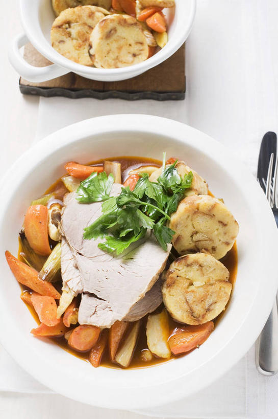 点心,汤团,无人,竖图,俯视,室内,特写,白天,白色背景,桌面,桌子,萝卜,胡萝卜,蔬菜,餐具,叶子,金属制品,阴影,新鲜,反射,金属,木制,叉子,影子,陶瓷,肉,料理,食品,绿叶,陶瓷制品,猪肉,美食,肉类,食物,糕点,两个,一个,餐巾,木制品,容器,碗,中式,嫩叶,摄影,有机食品,绿色食品,影棚,单个,储藏,储存,肉食,汤圆,餐叉,豚肉,元宵,保洁方巾,口布,叶,叶片,进餐用具,红萝卜,甘荀,彩图,高角度拍摄,影棚拍摄,拍摄,贮存