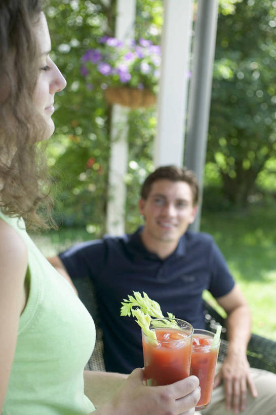 西方人,两个人,坐,笑,微笑,露齿笑,竖图,室外,白天,正面,爱情,森林,树林,植物,西红柿,杯子,欧洲,欧洲人,握,阴影,服装,朦胧,模糊,光线,影子,饮品,浪漫,拿,拿着,注视,休闲装,蔬菜汁,玻璃制品,树,树木,饮料,一个,衣服,绿色,阳光,自然,水杯,观察,看,休闲,温暖,温馨,休闲服,番茄汁,恩爱,握着,恋人,服饰,生长,单个,成长,观看,和睦,察看,关注,可口,适口,男人,男性,年轻男性,年轻女性,女人,女性,白种人,情侣,玻璃杯,番茄,坐着,半身,彩图,伴侣,融洽