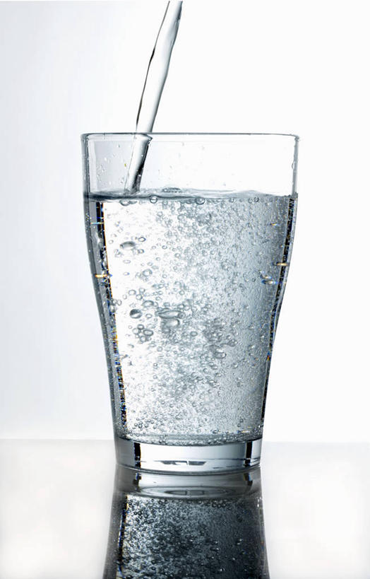 无人,竖图,室内,特写,白天,白色背景,正面,水,桌面,桌子,杯子,阴影,反射,木制,液体,影子,饮用水,玻璃制品,一个,木制品,水杯,矿泉水,摄影,影棚,单个,下降,降落,蒸馏水,降低,下跌,下落,玻璃杯,彩图,影棚拍摄,拍摄