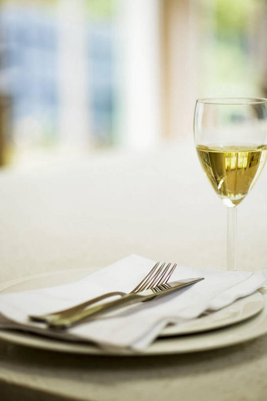 红酒,葡萄酒,无人,竖图,俯视,室内,特写,白天,桌面,桌子,杯子,餐具,阴影,朦胧,模糊,反射,木制,叉子,刀叉,刀子,碟子,高脚杯,盘,影子,红酒杯,白葡萄酒,酒类,玻璃制品,酒,饮料,一个,盘子,餐巾,酒杯,木制品,碟,单个,葡萄酒杯,餐刀,餐叉,保洁方巾,口布,玻璃杯,进餐用具,彩图,高角度拍摄