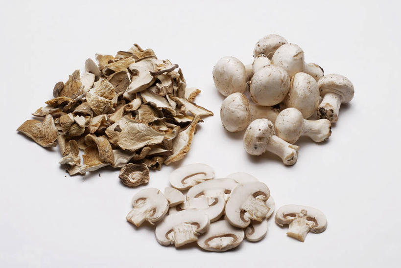 无人,横图,俯视,室内,特写,白天,白色背景,桌面,桌子,蔬菜,一堆,许多,切开,阴影,堆叠,堆积,新鲜,反射,木制,影子,菌菇,蘑菇,食品,很多,菌类,食物,白色,木制品,切,食用菌,摄影,有机食品,绿色食品,影棚,堆,白蘑菇,洋蘑菇,剖面,切面,草腐菌,二孢蘑菇,双孢蘑菇,彩图,高角度拍摄,影棚拍摄,拍摄