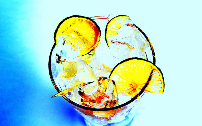 无人,横图,俯视,室内,特写,白天,桌面,桌子,杯子,水果,切开,阴影,蓝色背景,新鲜,反射,木制,影子,生食,食品,果实,酒类,文化,玻璃制品,酒,食物,饮料,一个,木制品,水杯,鸡尾酒,切,调酒,摄影,有机食品,绿色食品,影棚,单个,创造,剖面,想象,切面,酸橙,代代,玻璃杯,橙子,橙,彩图,高角度拍摄,影棚拍摄,拍摄