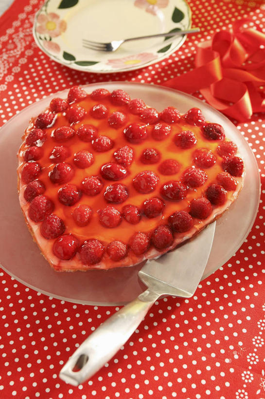 点心,无人,竖图,俯视,室内,特写,白天,桌面,桌子,餐具,水果,阴影,新鲜,反射,木制,碟子,盘,影子,生食,食品,面点,果实,馅饼,食物,糕点,一个,红色,盘子,木制品,碟,有机食品,绿色食品,单个,山莓,树莓,三月泡,四月泡,山抛子,刺葫芦,悬钩子,馒头菠,高脚菠,龙船泡,泡儿刺,彩图,高角度拍摄