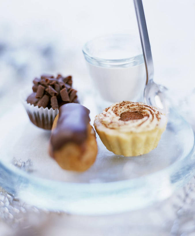 点心,无人,竖图,俯视,室内,特写,白天,下午茶,桌面,桌子,餐具,玻璃,阴影,朦胧,模糊,反射,木制,碟子,盘,影子,食品,糖,糖果,甜点,甜品,蛋挞,玻璃制品,食物,糕点,一个,盘子,木制品,碟,甜食,巧克力,单个,朱古力,纸托,黑巧克力,蛋塔,蛋糕托,蛋糕托纸,蛋糕纸托,彩图,高角度拍摄