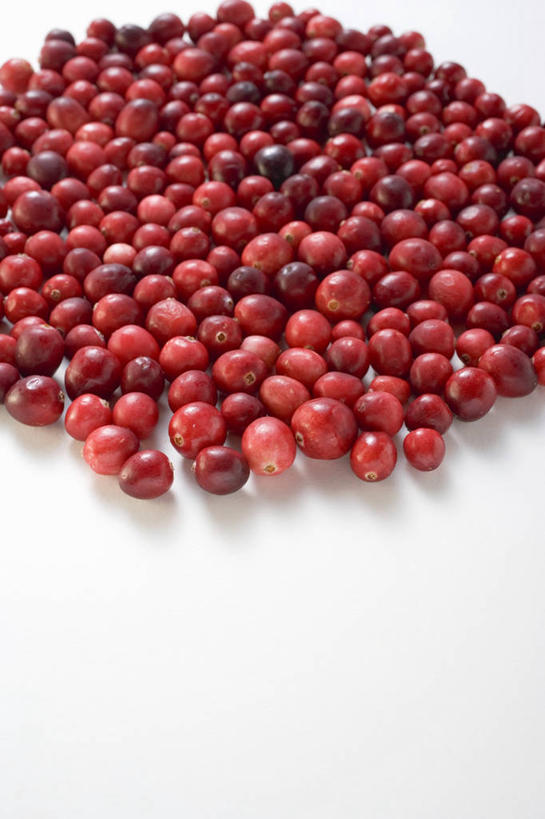 无人,竖图,俯视,室内,特写,白天,白色背景,桌面,桌子,浆果,水果,一堆,许多,阴影,堆叠,堆积,新鲜,反射,木制,影子,生食,食品,果实,很多,食物,红色,木制品,摄影,有机食品,绿色食品,影棚,堆,曼越桔,蔓越橘,小红莓,酸莓,彩图,高角度拍摄,影棚拍摄,拍摄