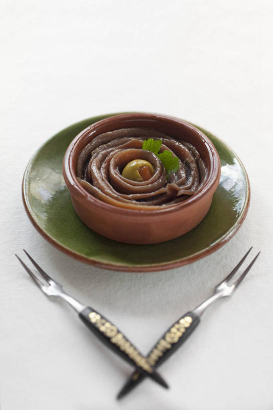 海鲜,无人,竖图,俯视,室内,特写,白天,白色背景,桌面,桌子,餐具,金属制品,阴影,反射,金属,木制,鱼,叉子,碟子,盘,影子,陶瓷,肉,鱼肉,陶瓷制品,水产,肉类,鱼类,海洋生物,一个,盘子,木制品,容器,碟,碗,摄影,影棚,沙丁鱼,单个,储藏,鲱鱼,储存,水生动物,海产品,水生物,肉食,海底动物,餐叉,沙甸鱼,沙鲻,沙脑鰛,大肚鰛,真鰛,萨丁鱼,鳁,鲱科,进餐用具,彩图,高角度拍摄,影棚拍摄,拍摄,贮存