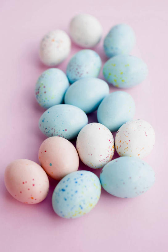 无人,竖图,俯视,室内,特写,白天,桌面,桌子,复活节,许多,阴影,粉色背景,节日,庆祝,反射,木制,影子,蛋,很多,文化,粉色,蓝色,白色,木制品,庆典,摄影,影棚,纪念,彩蛋,复活节彩蛋,彩图,高角度拍摄,影棚拍摄,拍摄