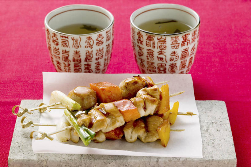 无人,横图,俯视,室内,特写,白天,幸福,茶,桌面,桌子,蔬菜,杯子,阴影,新鲜,反射,木制,包装,包装纸,影子,纸,肉,绿茶,茶叶,食品,纸张,娱乐,肉类,竹签,食物,两个,木制品,水杯,享受,休闲,温馨,放松,乐趣,摄影,有机食品,绿色食品,影棚,包装材料,提神,舒适,牛皮纸,醒脑,肉食,取食签,茶杯,彩图,高角度拍摄,影棚拍摄,拍摄,不发酵茶,苦茗