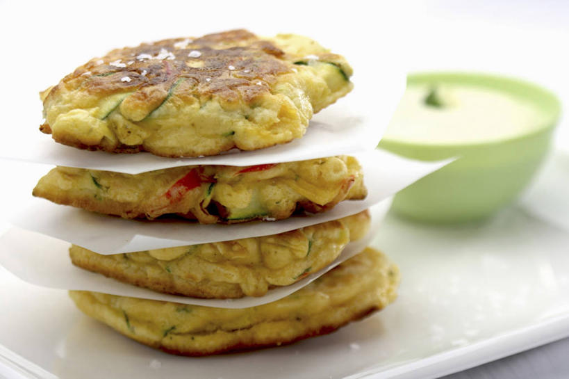 点心,无人,横图,俯视,室内,特写,白天,白色背景,桌面,桌子,蔬菜,餐具,阴影,新鲜,反射,木制,包装,包装纸,碟子,盘,影子,纸,陶瓷,调料,酱料,酱汁,佐料,美乃滋,料理,食品,面点,西葫芦,陶瓷制品,纸张,调味品,调味料,酱,美食,食物,一个,盘子,木制品,容器,碟,碗,中式,白瓜,摄影,有机食品,绿色食品,影棚,单个,储藏,包装材料,牛皮纸,储存,蛋黄酱,茭瓜,蛋黄沙拉酱,调味油,彩图,高角度拍摄,影棚拍摄,拍摄,贮存