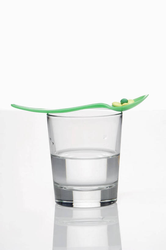 无人,竖图,室内,特写,白天,白色背景,正面,安全,水,桌面,桌子,杯子,阴影,反射,木制,药剂,液体,影子,勺子,防护,饮用水,胶囊,玻璃制品,一个,木制品,水杯,药品,调羹,汤匙,矿泉水,治疗,摄影,影棚,单个,保护,药物,医疗,保险,预防,蒸馏水,平安,玻璃杯,彩图,影棚拍摄,拍摄