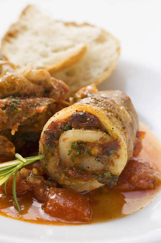 点心,面包,无人,竖图,俯视,室内,特写,白天,白色背景,桌面,桌子,蔬菜,蒜,餐具,阴影,新鲜,反射,木制,碟子,盘,影子,调料,酱料,酱汁,茄汁,肉,佐料,食品,面点,调味品,调味料,蒜头,番茄酱,猪肉,酱,肉类,食物,糕点,一个,盘子,木制品,碟,摄影,有机食品,绿色食品,影棚,单个,五花肉,肉食,白面包,豚肉,胡蒜,肋条肉,三层肉,大蒜,彩图,高角度拍摄,影棚拍摄,拍摄