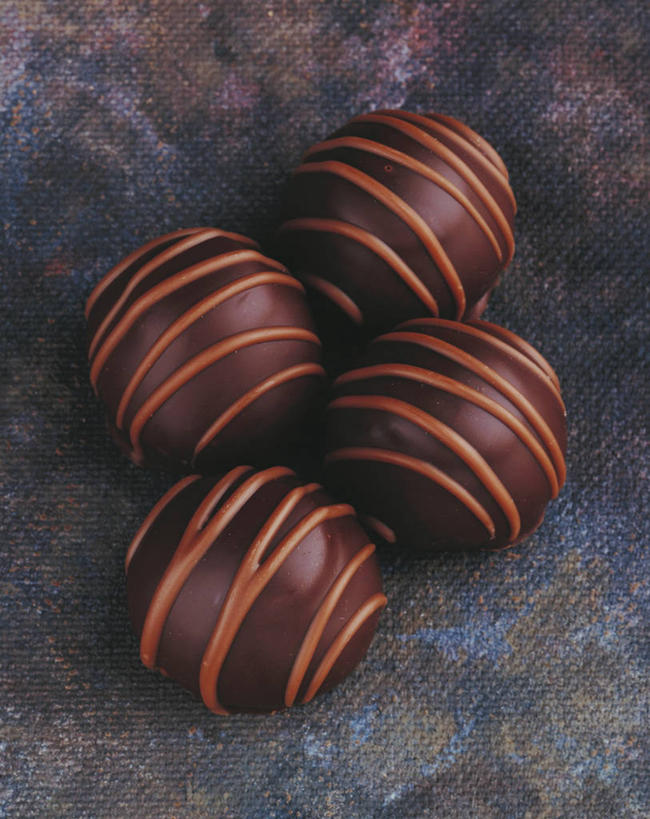 无人,竖图,俯视,室内,特写,白天,桌面,桌子,阴影,反射,木制,影子,食品,糖,糖果,甜点,甜品,食物,木制品,甜食,巧克力,四个,摄影,影棚,朱古力,彩图,高角度拍摄,影棚拍摄,拍摄