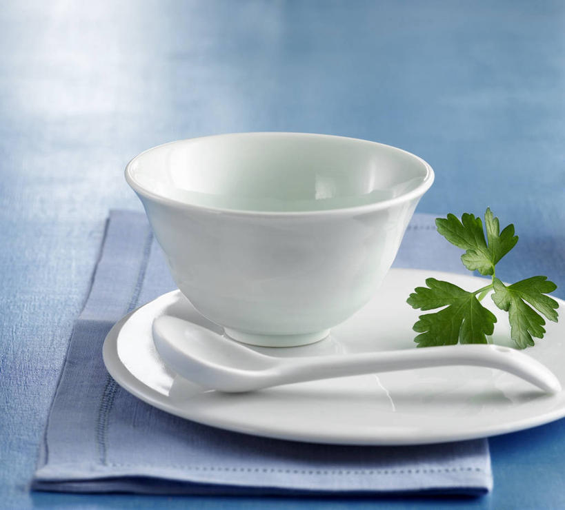 无人,横图,俯视,室内,特写,白天,植物,桌面,桌子,芹菜,蔬菜,餐具,叶子,阴影,蓝色背景,新鲜,反射,木制,碟子,盘,纹理,影子,勺子,陶瓷,食品,绿叶,陶瓷制品,食物,绿色,盘子,餐巾,木制品,容器,调羹,碟,汤匙,碗,嫩叶,摄影,有机食品,绿色食品,荷兰芹,欧芹,香芹,影棚,储藏,储存,肌理,法香,巴西利,洋香菜,洋芫荽,法国香菜,旱芹菜,番荽,保洁方巾,口布,叶,叶片,叶脉,彩图,高角度拍摄,影棚拍摄,拍摄,贮存