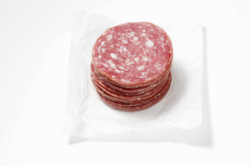 无人,横图,俯视,室内,特写,白天,白色背景,桌面,桌子,切开,阴影,反射,纹路,木制,包装,包装纸,纹理,影子,纸,肉,香肠,纸张,腊肠,猪肉,肉类,木制品,切,摄影,影棚,包装材料,牛皮纸,剖面,肉食,切面,豚肉,肌理,彩图,高角度拍摄,影棚拍摄,拍摄