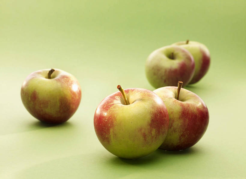 无人,横图,俯视,室内,特写,白天,桌面,桌子,苹果,水果,五个,许多,绿色背景,阴影,新鲜,反射,木制,影子,生食,食品,果实,食物,木制品,摄影,有机食品,绿色食品,影棚,彩图,高角度拍摄,影棚拍摄,拍摄