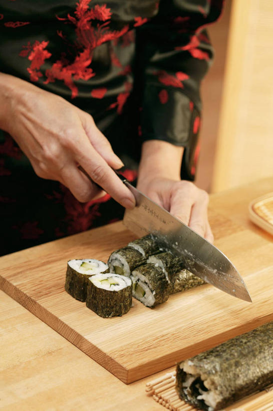 米饭,寿司,东方人,手,一个人,站,竖图,俯视,室内,特写,白天,烹饪,桌面,桌子,金属制品,亚洲,双手,仅一个年轻女性,仅一个女性,仅一个人,切开,握,阴影,服装,反射,金属,木制,工具,影子,日本料理,料理,食品,案板,刀具,饭,拿,拿着,休闲装,黄种人,菜肴,美食,砧板,食物,衣服,木制品,刀,日式料理,切,站着,休闲,日式,手部,休闲服,握着,服饰,佳肴,五谷,菜刀,醋饭,剖面,切面,切菜刀,四喜饭,年轻女性,女人,女性,亚洲人,站立,半身,彩图,高角度拍摄