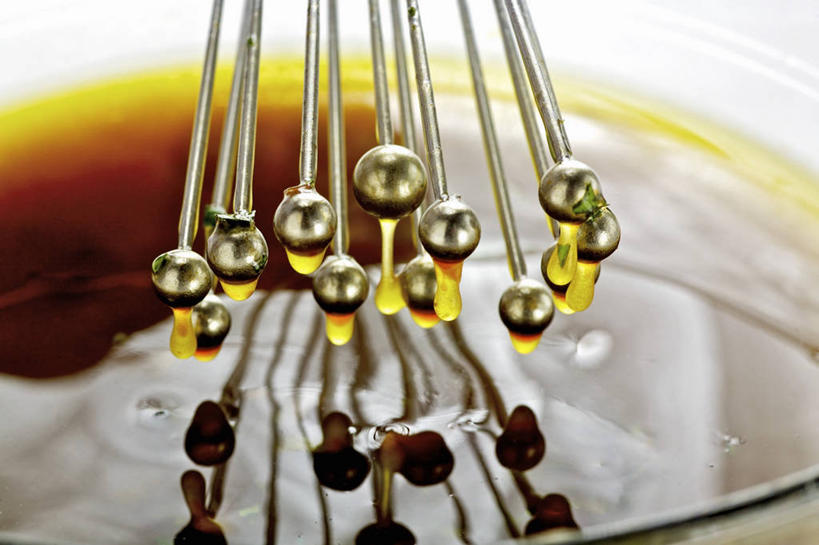 无人,横图,俯视,室内,特写,白天,烹饪,厨具,玻璃,金属制品,金属,食用油,油,橄榄油,玻璃制品,一个,容器,打蛋器,搅拌器,碗,单个,储藏,储存,烹饪用具,植物油,手动打蛋器,烹调用具,烹调,彩图,高角度拍摄,贮存