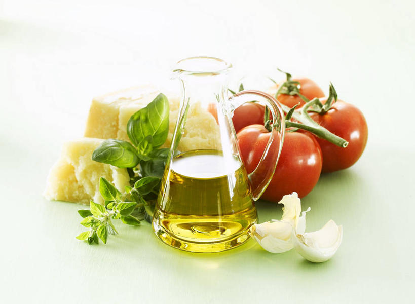 奶酪,无人,横图,俯视,室内,特写,白天,白色背景,植物,桌面,桌子,蔬菜,蒜,西红柿,叶子,阴影,新鲜,反射,木制,纹理,影子,食用油,香料,油,干酪,橄榄油,起司,食品,绿叶,草药,芝士,营养,蒜头,中药,玻璃制品,食物,一个,绿色,玻璃瓶,木制品,瓶子,香草,嫩叶,乳酪,摄影,有机食品,绿色食品,影棚,单个,罗勒,乳制品,紫苏,药材,中草药,发酵,植物油,九层塔,圣约瑟夫草,甜罗勒,兰香,中药材,本草,肌理,胡蒜,叶,叶片,叶脉,番茄,大蒜,彩图,高角度拍摄,影棚拍摄,拍摄