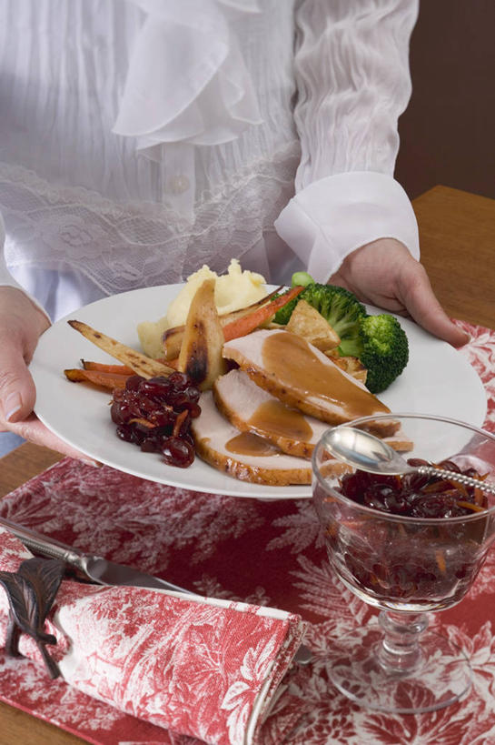 红酒,葡萄酒,西方人,手,一个人,站,竖图,俯视,室内,特写,白天,桌面,桌子,杯子,餐具,欧洲,欧洲人,双手,仅一个年轻女性,仅一个女性,仅一个人,握,阴影,服装,节日,庆祝,反射,木制,碟子,高脚杯,盘,影子,鸡肉,肉,红酒杯,酒类,拿,拿着,休闲装,文化,肉类,玻璃制品,酒,饮料,一个,衣服,盘子,酒杯,木制品,碟,站着,庆典,休闲,手部,休闲服,红葡萄酒,握着,服饰,单个,纪念,葡萄酒杯,肉食,鸡胸肉,感恩节,年轻女性,女人,女性,白种人,玻璃杯,站立,半身,彩图,高角度拍摄