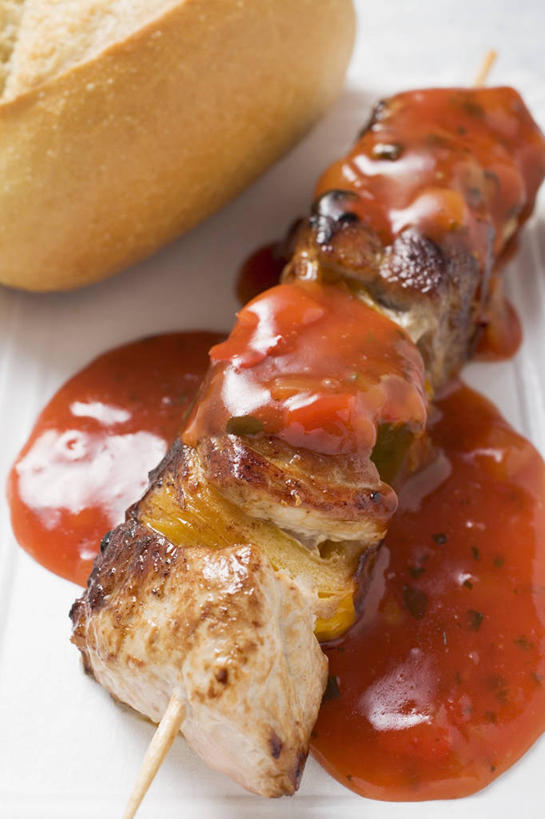 点心,面包,无人,竖图,俯视,室内,特写,白天,白色背景,桌面,桌子,阴影,反射,木制,影子,调料,酱料,酱汁,肉,佐料,食品,面点,调味品,调味料,酱,肉类,竹签,食物,糕点,木制品,摄影,影棚,肉食,取食签,彩图,高角度拍摄,影棚拍摄,拍摄