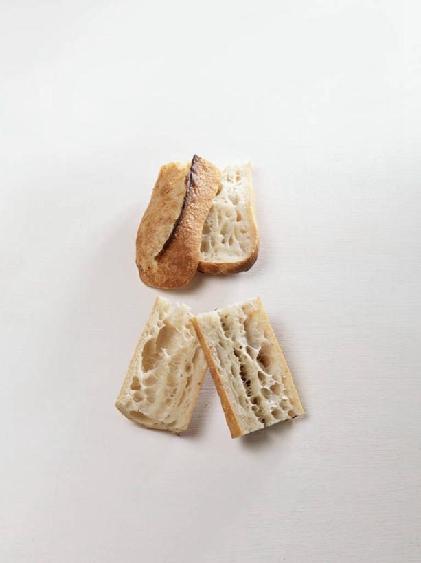 点心,面包,无人,竖图,俯视,室内,特写,白天,白色背景,桌面,桌子,切开,阴影,反射,木制,影子,食品,面点,法国面包,食物,糕点,木制品,切,摄影,影棚,法棍,长棍面包,剖面,切面,法式长棍面包,彩图,高角度拍摄,影棚拍摄,拍摄