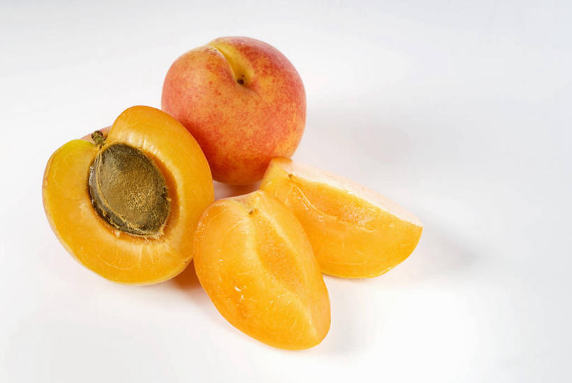 无人,横图,俯视,室内,特写,白天,白色背景,桌面,桌子,杏,水果,切开,阴影,新鲜,反射,木制,影子,生食,食品,果实,食物,木制品,切,橙色,摄影,有机食品,绿色食品,影棚,剖面,杏果,切面,杏子,彩图,高角度拍摄,影棚拍摄,拍摄