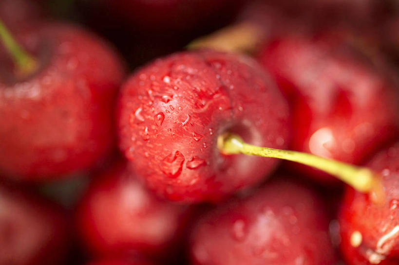 无人,横图,俯视,室内,特写,白天,兴奋,热情,樱桃,水果,一堆,许多,堆叠,堆积,新鲜,生食,食品,果实,很多,开放,食物,红色,健康,温暖,奔放,活力,积极,激情,朝气,有机食品,绿色食品,堆,暖色,吉祥,生命,饱满,革命,热烈,赤色,充实,斗志,喜气,主动,樱珠,莺桃,英桃,楔桃,牛桃,荆桃,彩图,高角度拍摄,欢乐