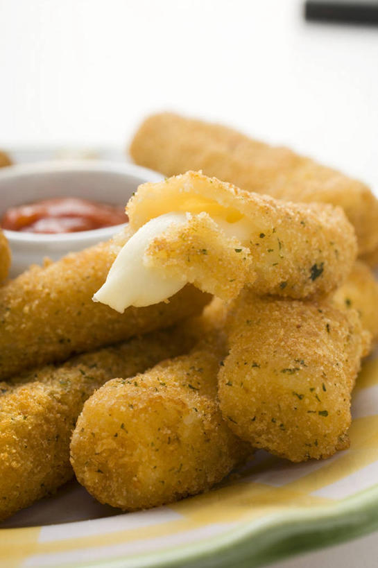 奶酪,无人,竖图,俯视,室内,特写,白天,桌面,桌子,餐具,阴影,反射,木制,碟子,盘,影子,陶瓷,调料,酱料,酱汁,茄汁,油炸,佐料,干酪,起司,陶瓷制品,调味品,芝士,营养,调味料,番茄酱,酱,一个,盘子,木制品,容器,碟,碗,乳酪,单个,储藏,乳制品,储存,发酵,马苏里拉,马苏里拉奶酪,马祖里拉,莫扎雷拉,莫兹瑞拉,莫扎里拉,彩图,高角度拍摄,贮存