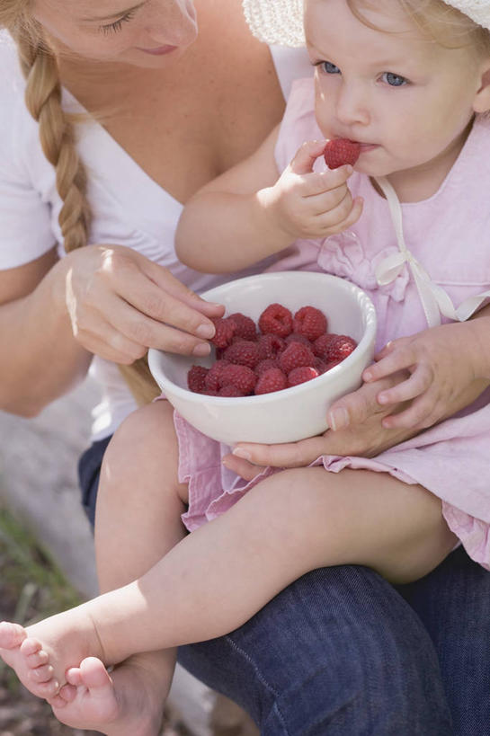 西方人,儿童,两个人,家庭,母亲,女儿,坐,吃,竖图,俯视,室外,白天,纯洁,水果,欧洲,欧洲人,握,服装,新鲜,陶瓷,生食,食品,果实,陶瓷制品,拿,拿着,注视,休闲装,食物,一个,小孩,衣服,红色,容器,碗,观察,看,休闲,温暖,温馨,母女,一家人,休闲服,可爱,母爱,童年,童趣,握着,服饰,有机食品,绿色食品,单个,观看,储藏,和睦,察看,储存,关注,山莓,树莓,三月泡,四月泡,山抛子,刺葫芦,悬钩子,馒头菠,高脚菠,龙船泡,泡儿刺,童真,烂漫,无邪,天真,年轻女性,女孩,女人,女性,白种人,孩子,年轻人,嚼,食,坐着,半身,彩图,高角度拍摄,融洽,贮存,女生