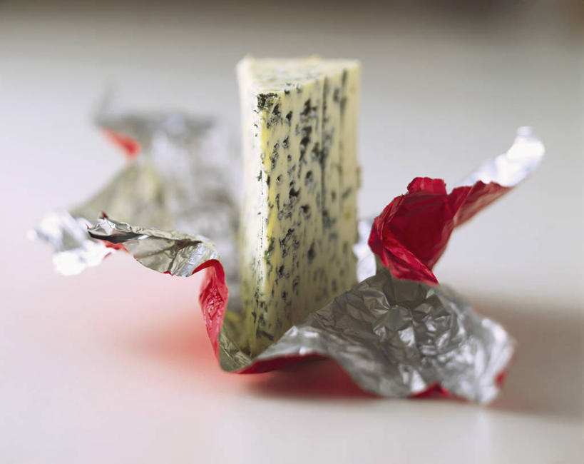 奶酪,无人,横图,俯视,室内,特写,白天,白色背景,桌面,桌子,一块,阴影,反射,木制,包装,包装纸,影子,纸,干酪,起司,纸张,芝士,营养,木制品,乳酪,摄影,影棚,包装材料,乳制品,牛皮纸,发酵,蓝纹奶酪,斯提耳顿干酪,彩图,高角度拍摄,影棚拍摄,拍摄