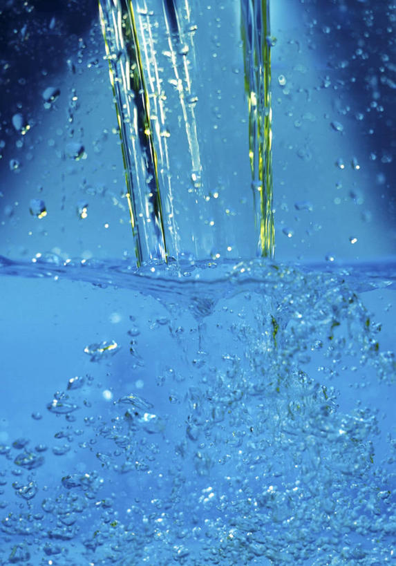 无人,竖图,室内,特写,白天,正面,水,植物,叶子,波纹,透明,纹理,液体,气泡,水滴,绿叶,涟漪,漩涡,水泡,水珠,蓝色,绿色,水纹,泡泡,嫩叶,圆弧,肌理,理智,沉静,冷色,高深,冷淡,叶,叶片,叶脉,彩图